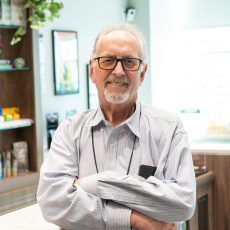 Daryl Davies in the USC Institute for Addiction Science Bar Lab on the USC Health Sciences Campus. (Photo by Isaac Mora/USC Mann)